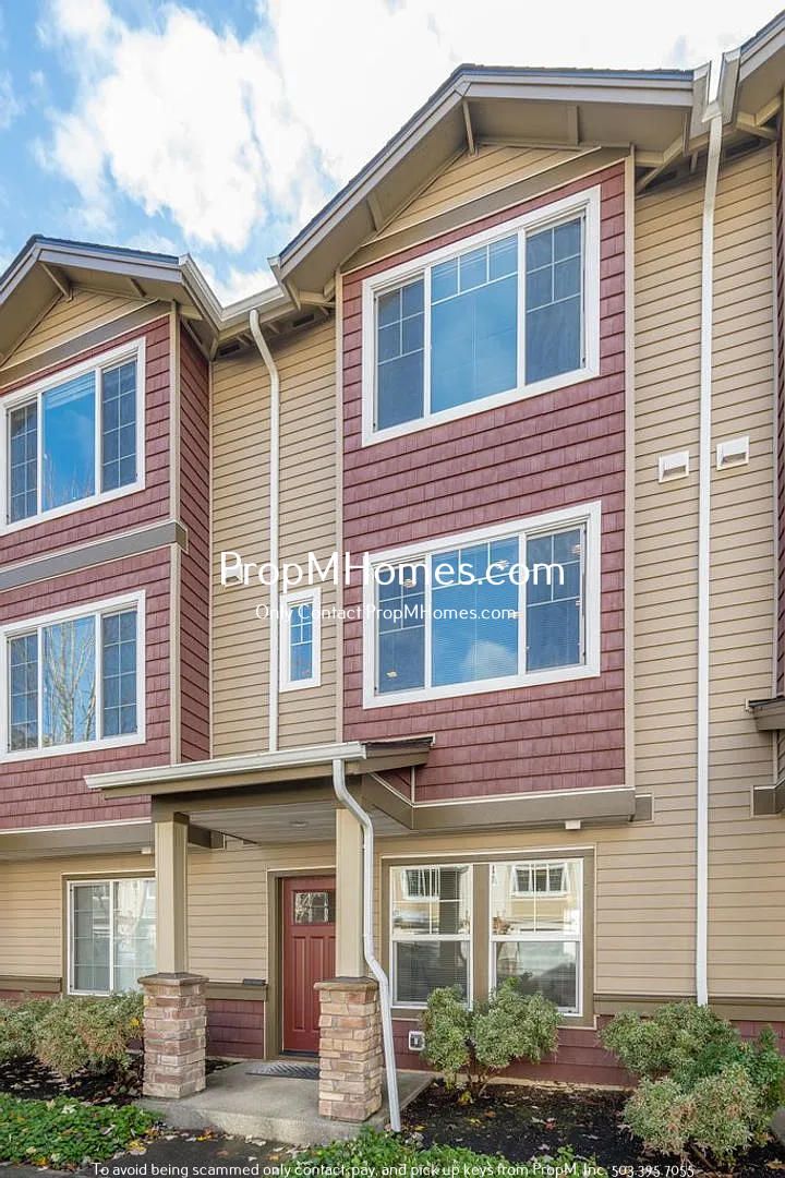 Hillsboro House: 10542 NE Cedar Falls Loop