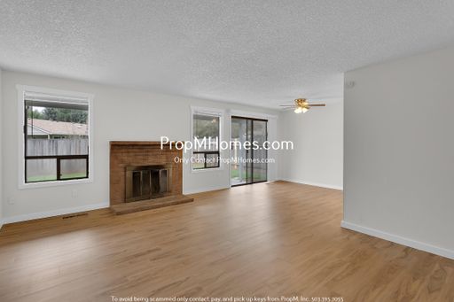 Spacious Two Bedroom Duplex in Aloha with Fenced Outdoor Space! – photo 1