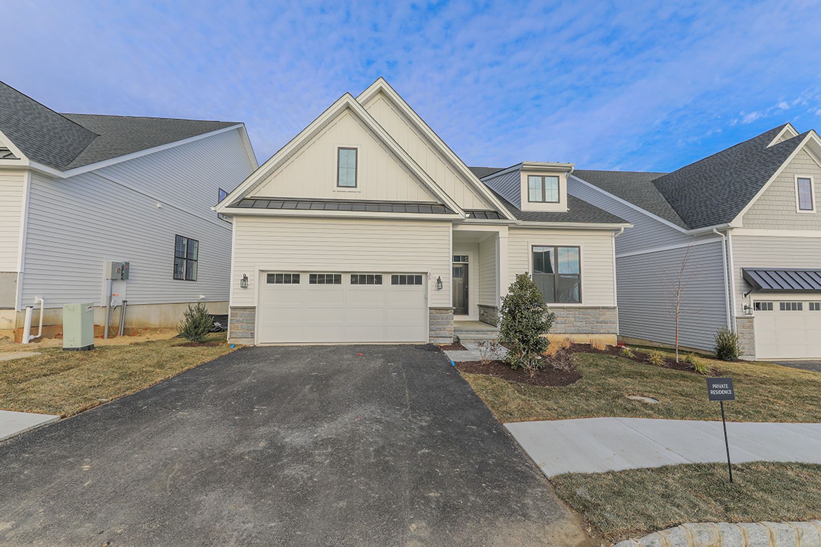 Danbury House: 35 Lookout Ridge