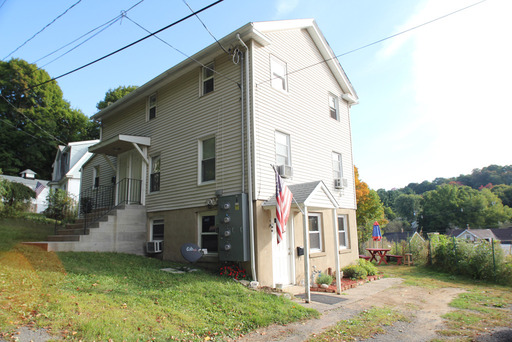 Lovely Corner Lot 2BD / 1 Bath 1st Floor Apartment