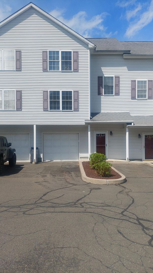 DANBURY Townhome: 11 MANNIONS LANE