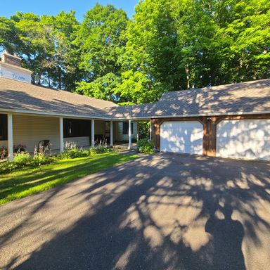 Spacious, modern 2 Bedroom / 1 Bath Apt located in Woodbury CT