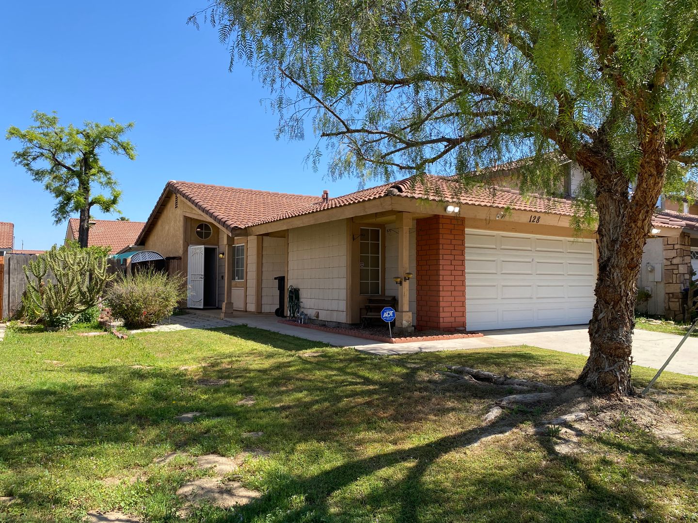 Perris House: 128 Elmtree Dr