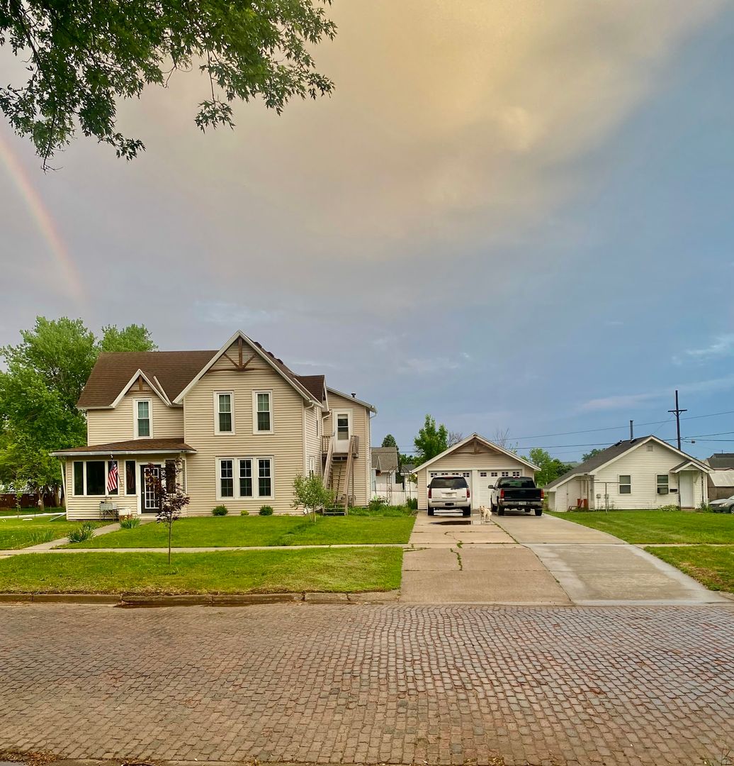 Wayne House: 301 W 1st Street