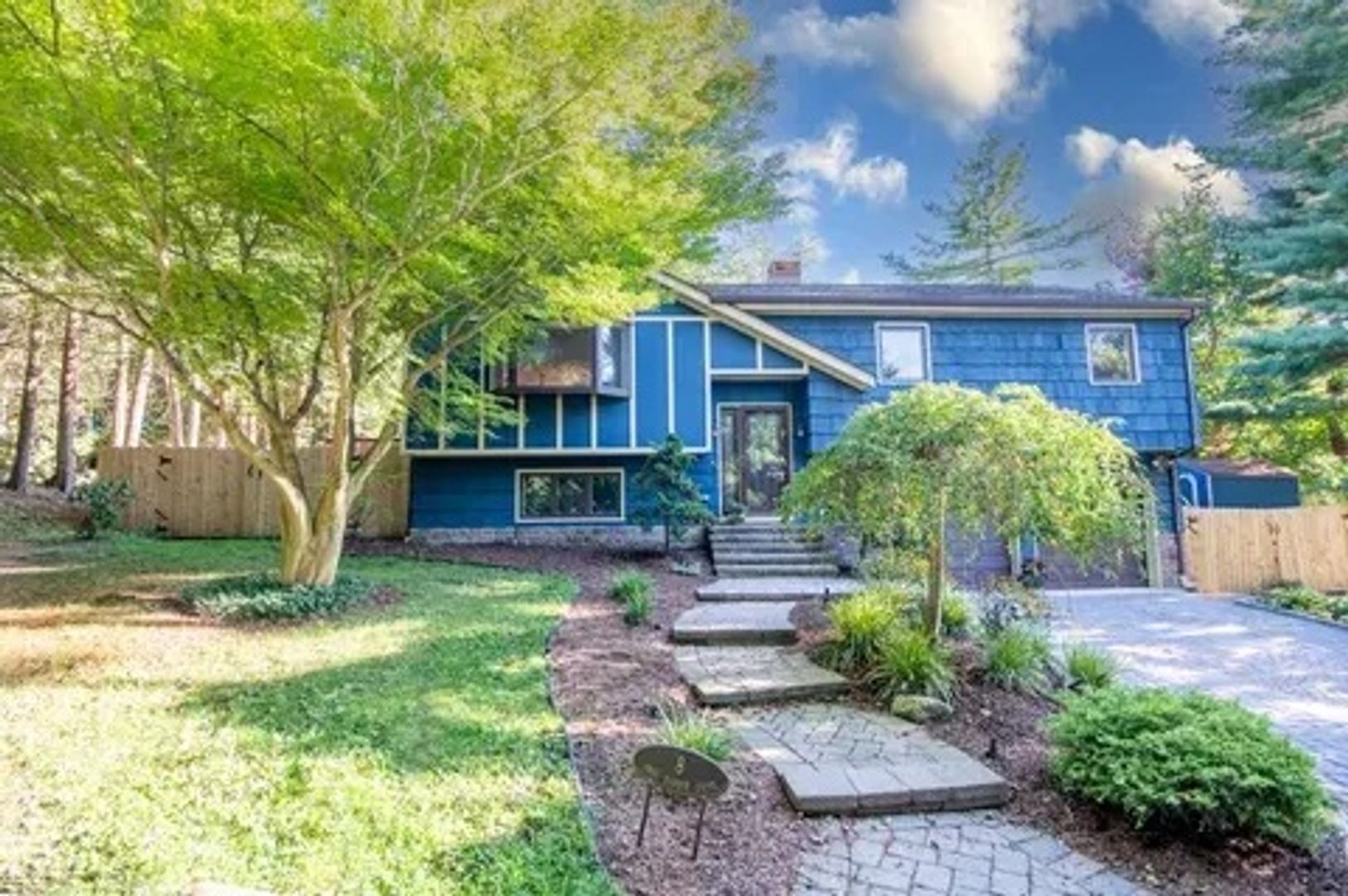 Danbury House: 8 Snug Harbor Drive