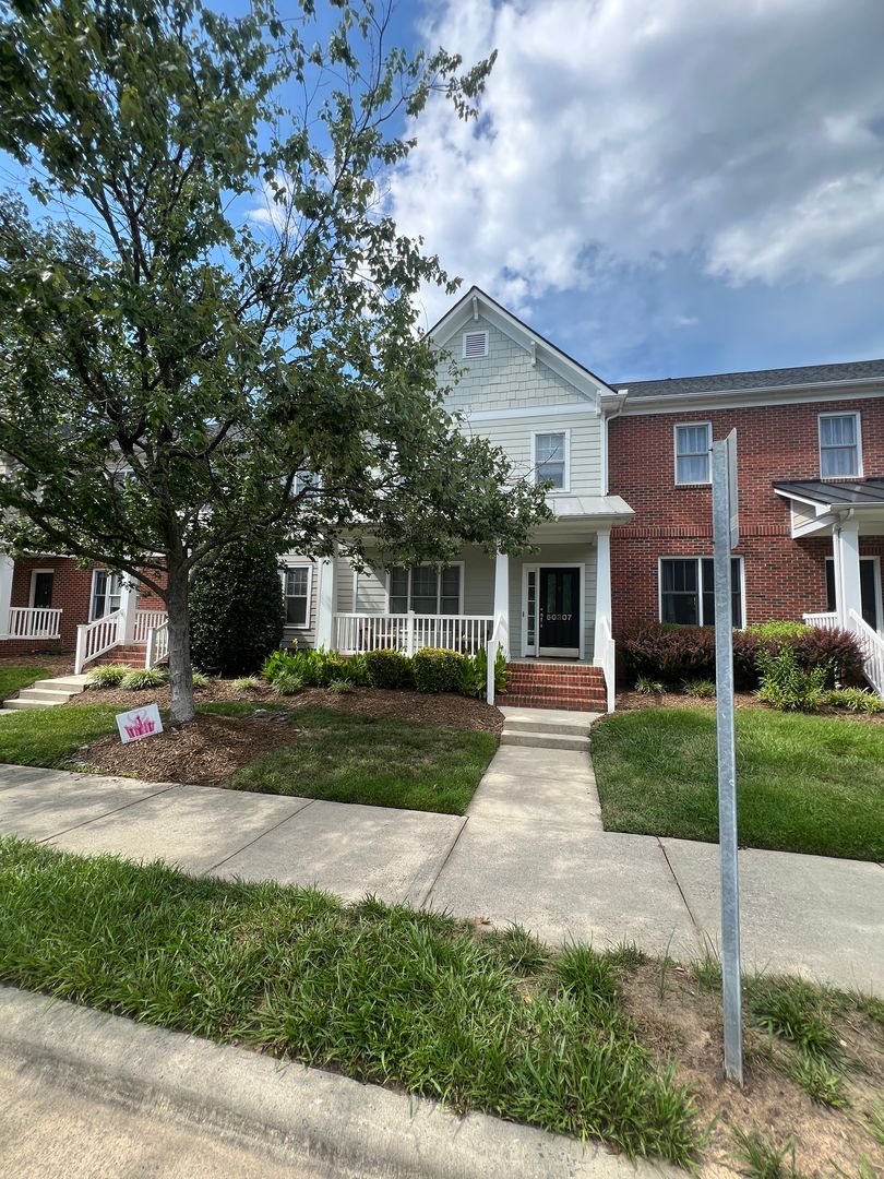 Chapel Hill House: 50307 Governors Dr