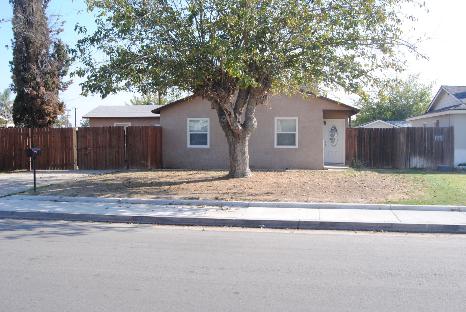 BAKERSFIELD House: 2304 ELAINE ST.
