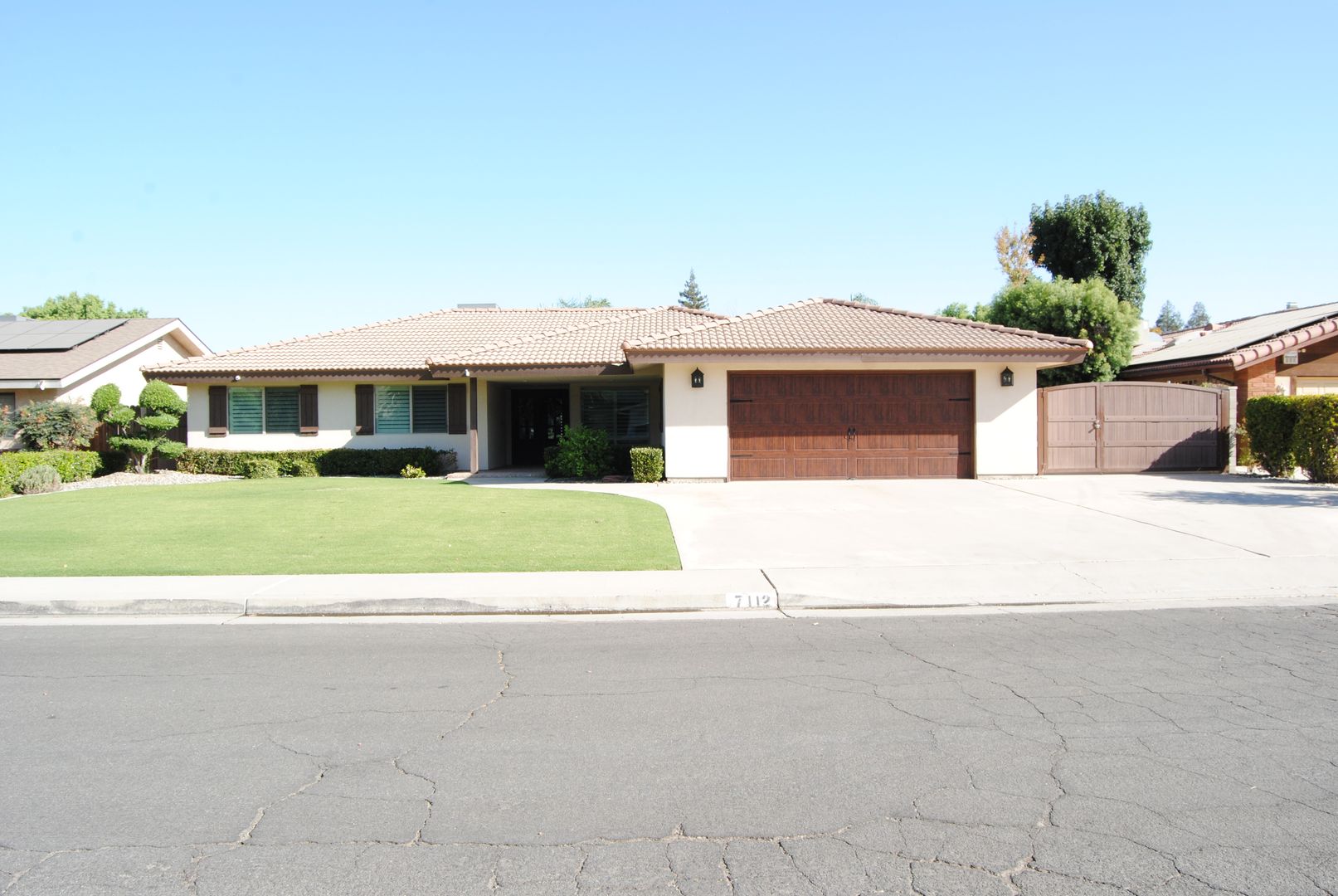 BAKERSFIELD House: 7112 DARRIN AVENUE