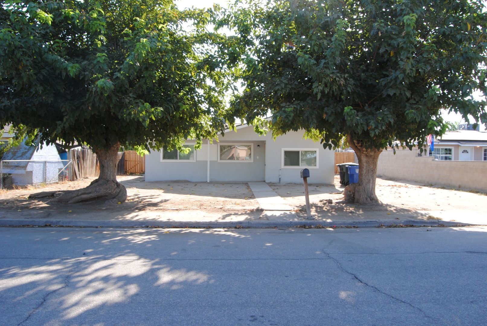 BAKERSFIELD House: 5812 CLAYTON ST.