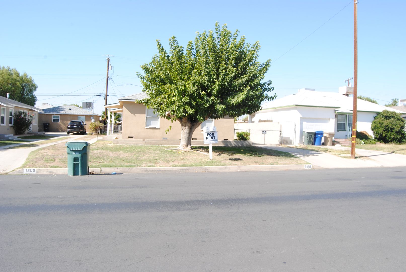 BAKERSFIELD House: 1909 BEDFORD WAY