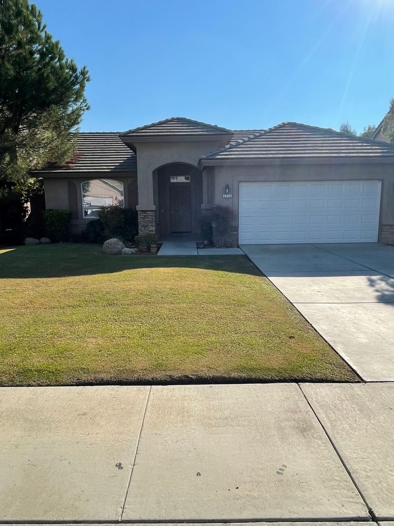BAKERSFIELD House: 2715 PARADISE POINT PL.