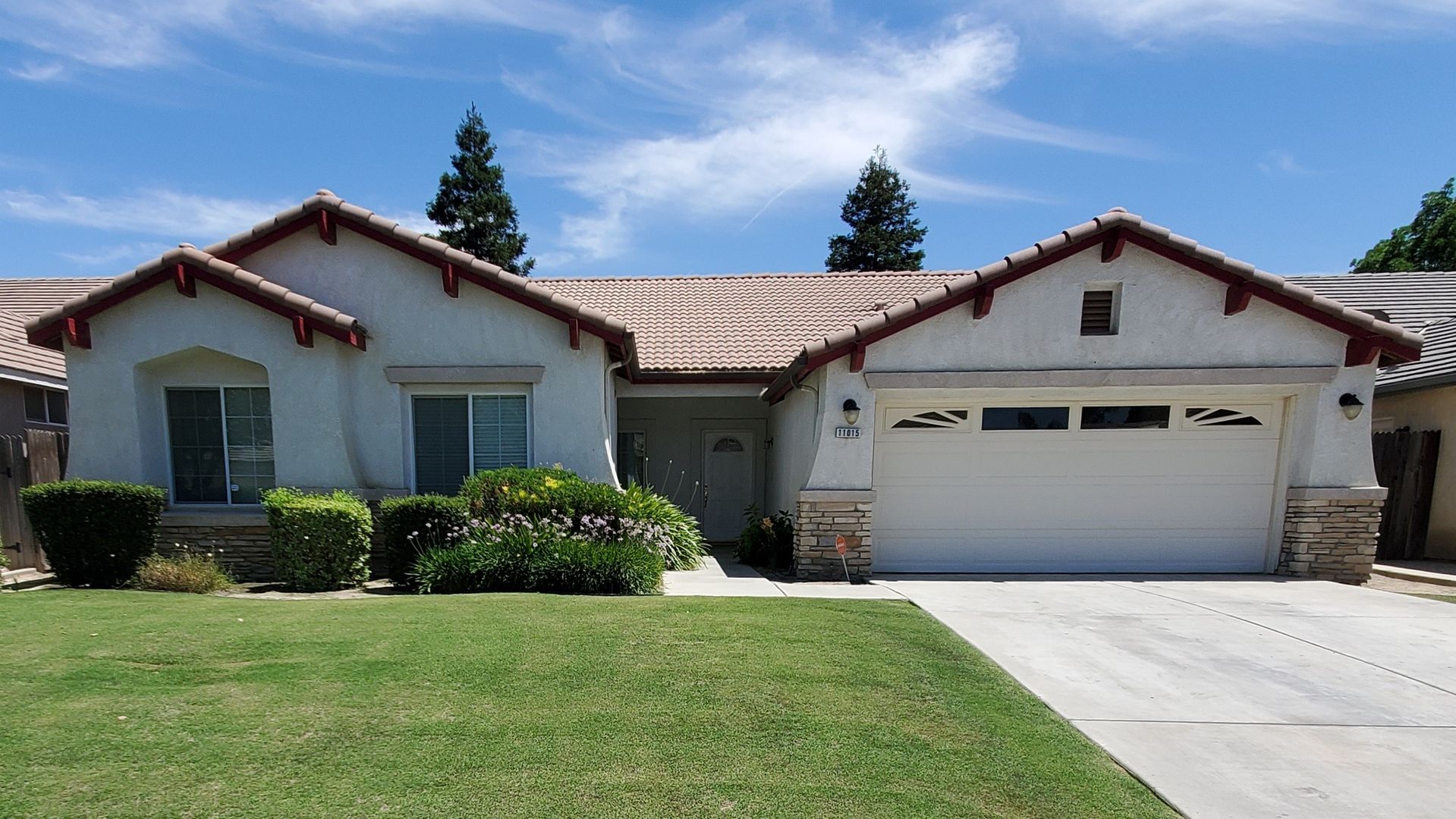 BAKERSFIELD House: 11015 VISTA DE LUNA DR.