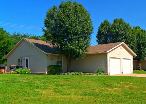 MOVE IN - 50 % OFF FIRST MONTH'S RENT – photo 1