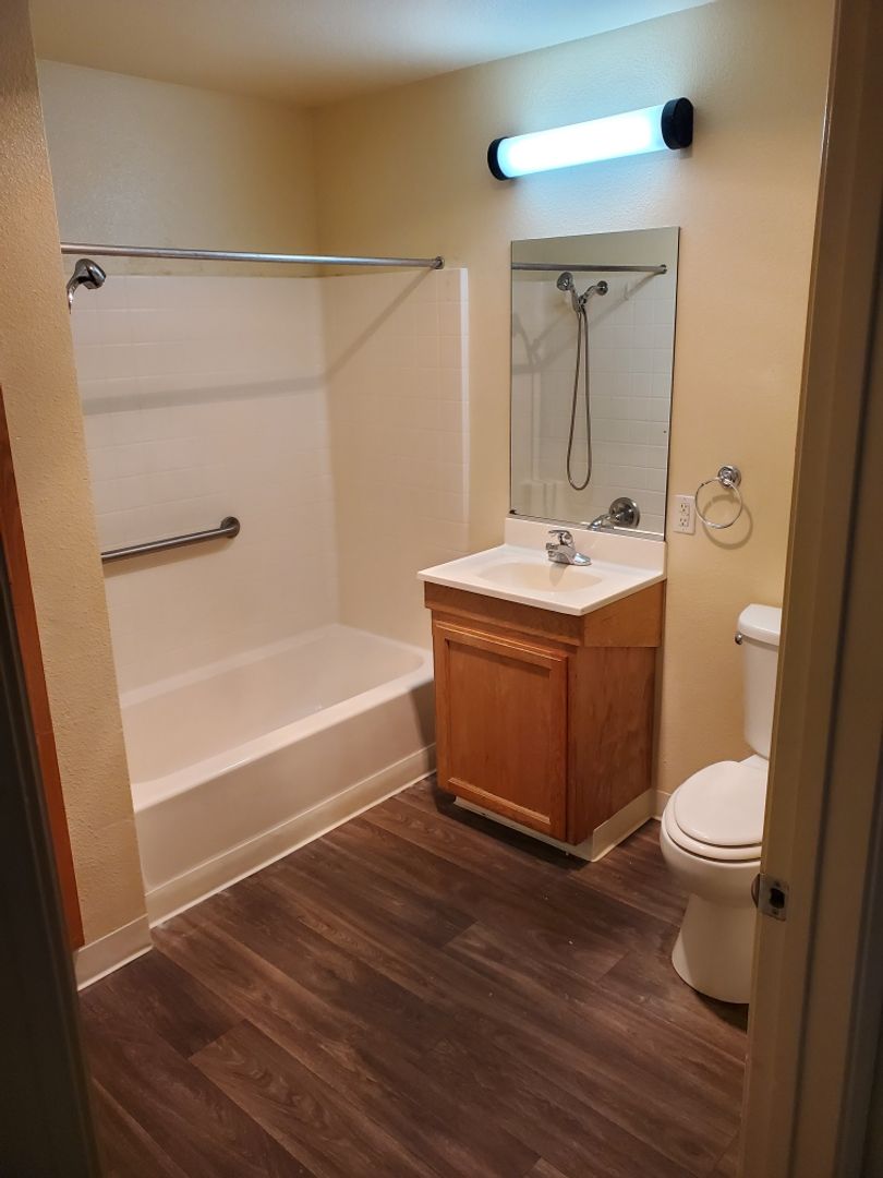 Anderson Apartment: 2501 Red Bud Ln.