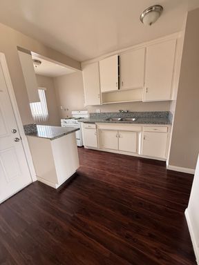 Special: ONLY $600 Deposit & 50% Off First Month Rent! – photo 1