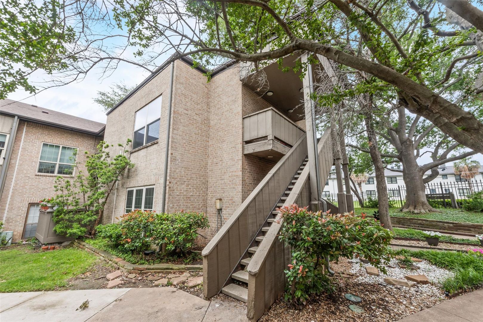 Dallas House: 10406 High Hollows #226