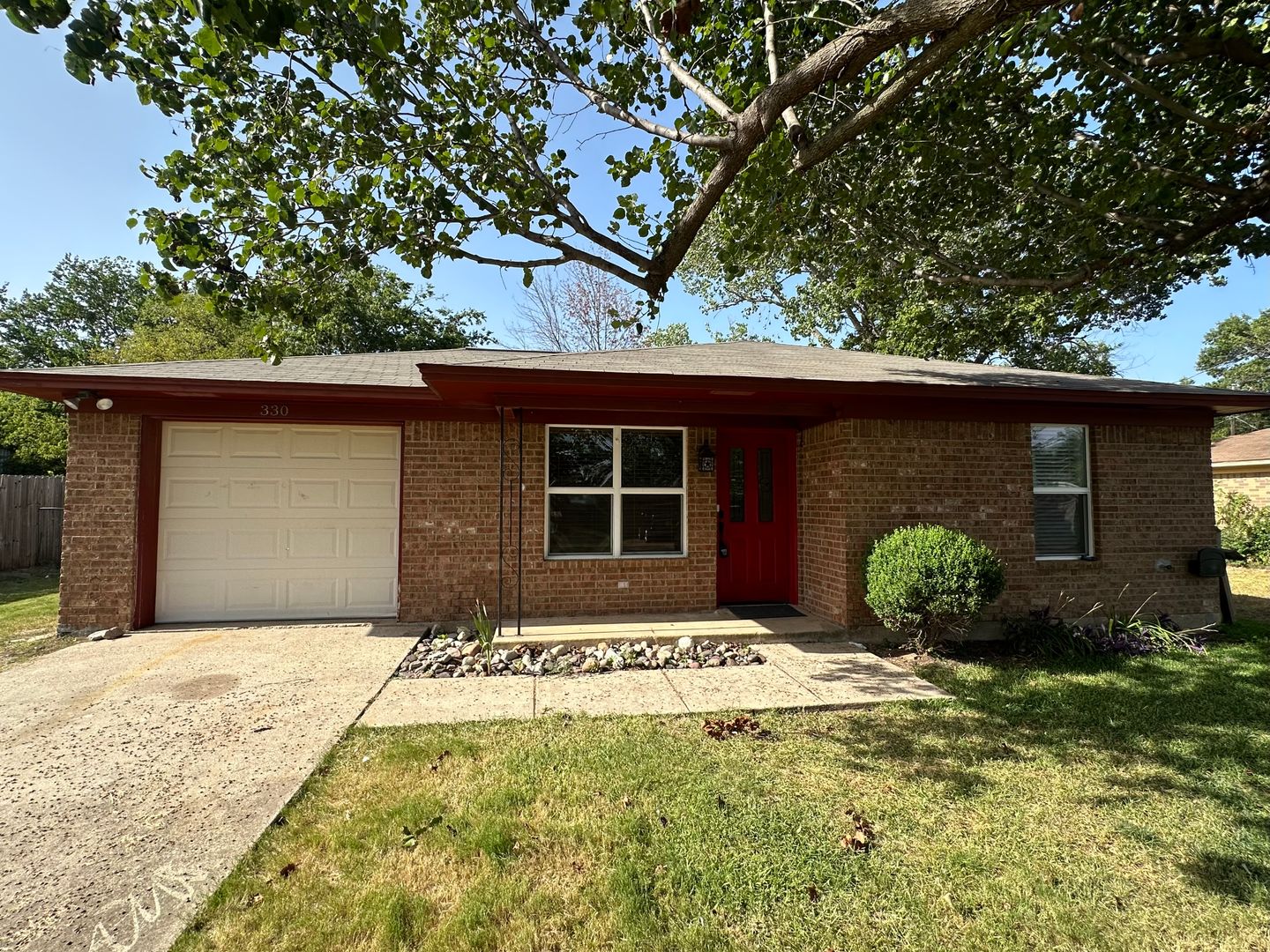 Pilot Point House: 330 E Wilson