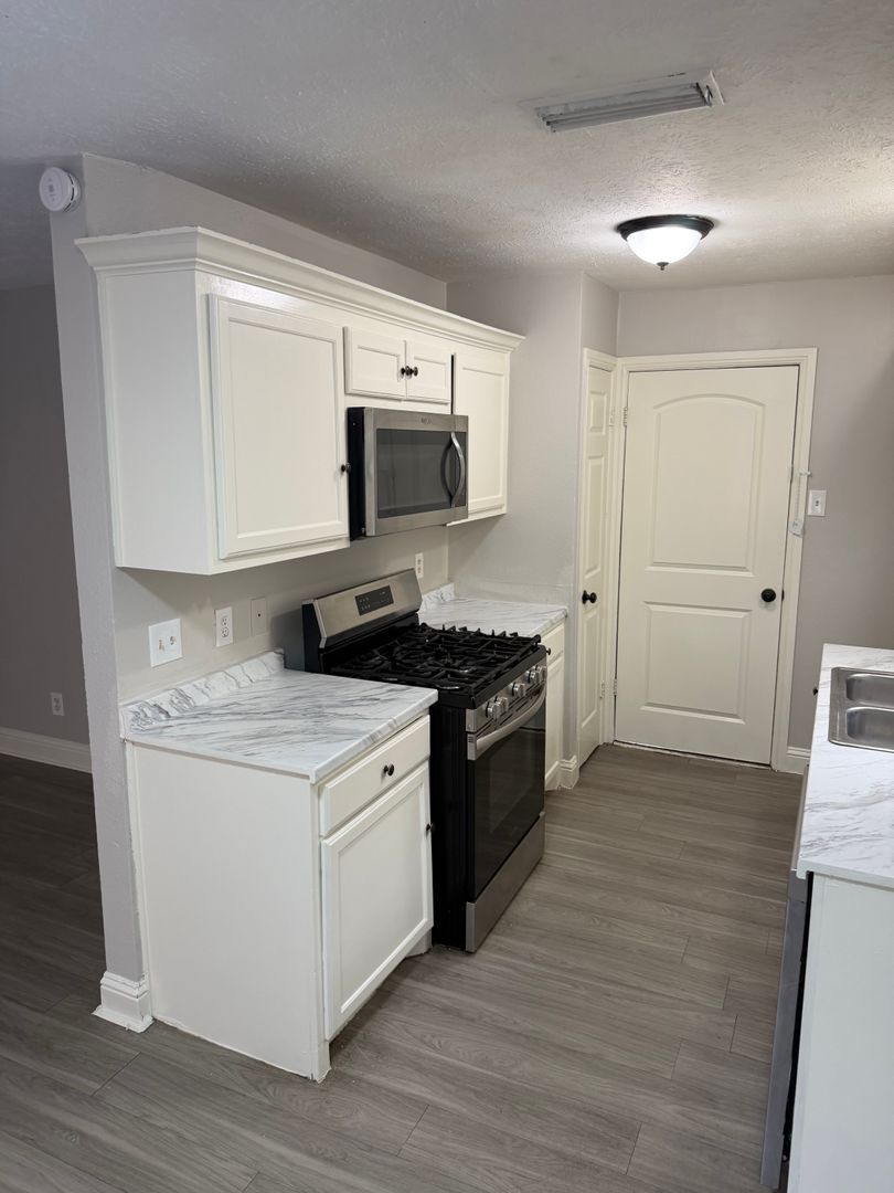 Lewisville House: 425 Price Drive