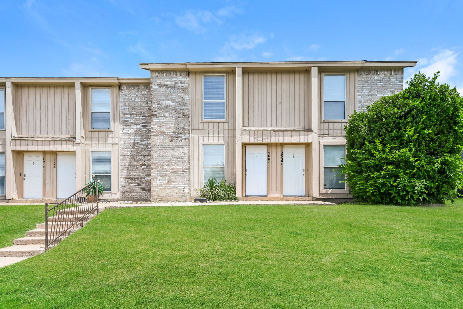 Benbrook Apartment: 3801-3807 Coates Cir