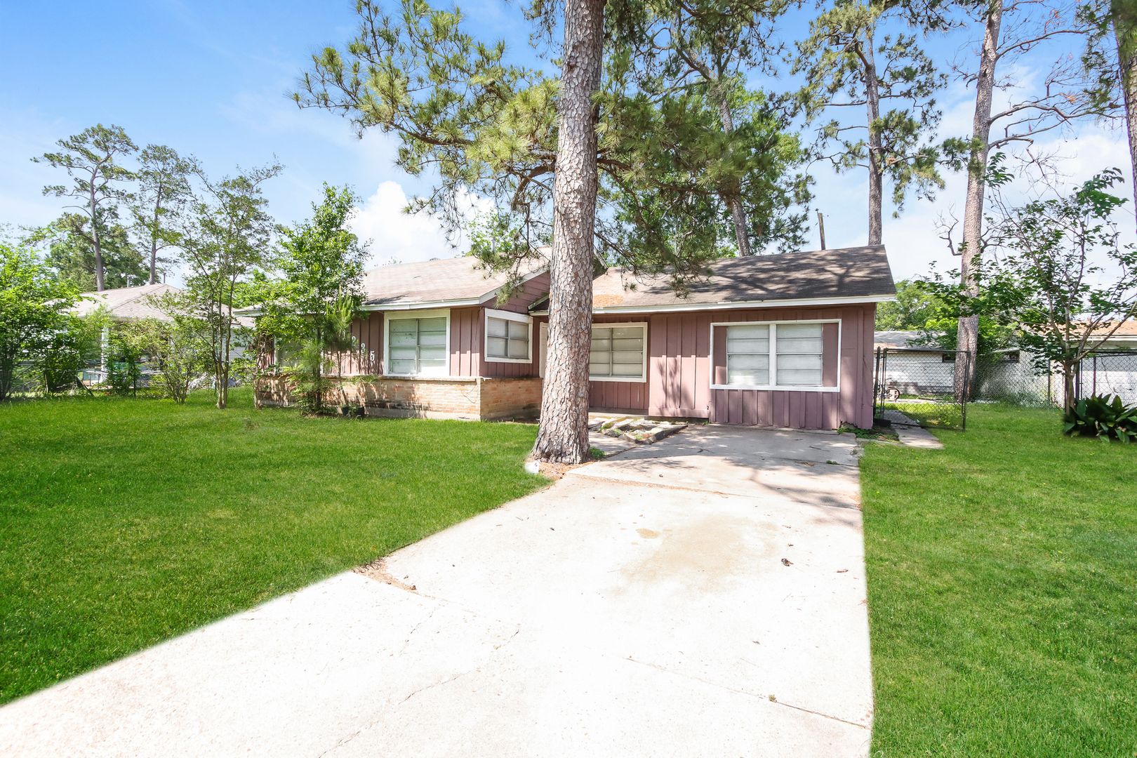 Houston House: 11235 Lemond Avenue
