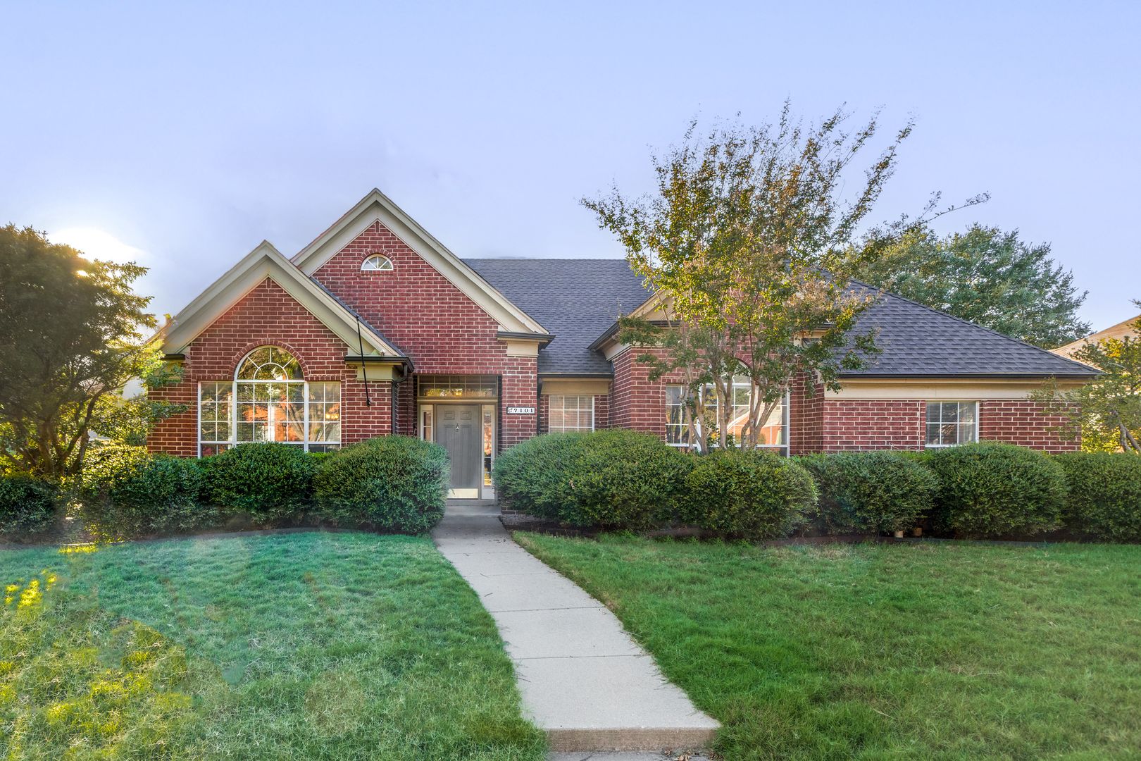 Frisco House: 7101 Bouquet Drive