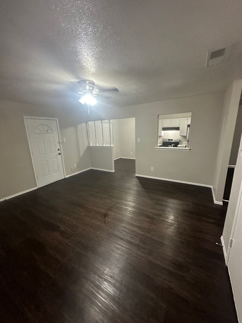 Dallas House: 667 Edgeglen Drive