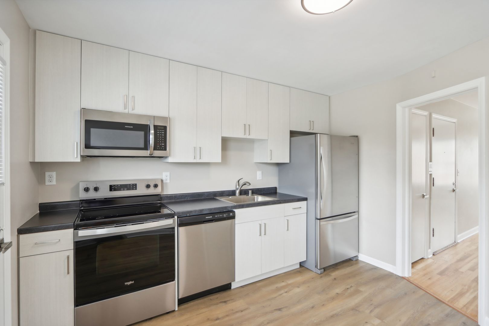Milwaukee Apartment: 412/414/416 N 75th St