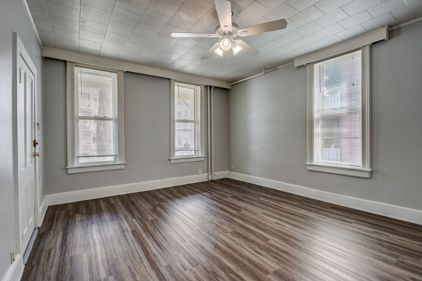 Milwaukee Apartment: 1811 N Warren Ave