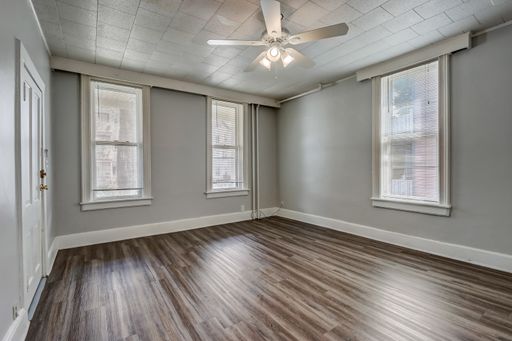 Spacious East Side 1BR Near Brady St & Farwell Ave! – photo 1