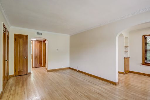 Charming 1BR in the heart of Wauwatosa! Garage Parking Included! – photo 1