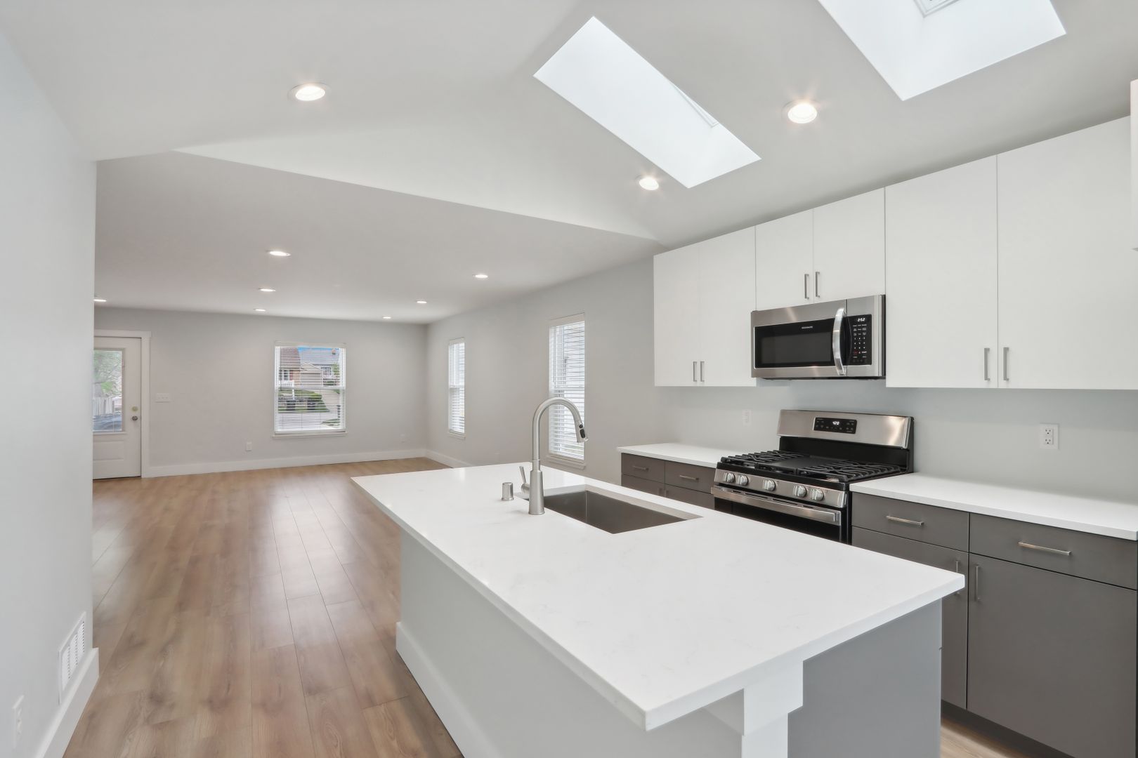 Wauwatosa Apartment: 6805, 6809, 6811-6811A, 6815 W Lloyd St/2013-2013A N 68th St