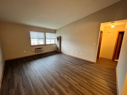One Bedroom Apartment w/ Heat, AC & Parking Included! – photo 1