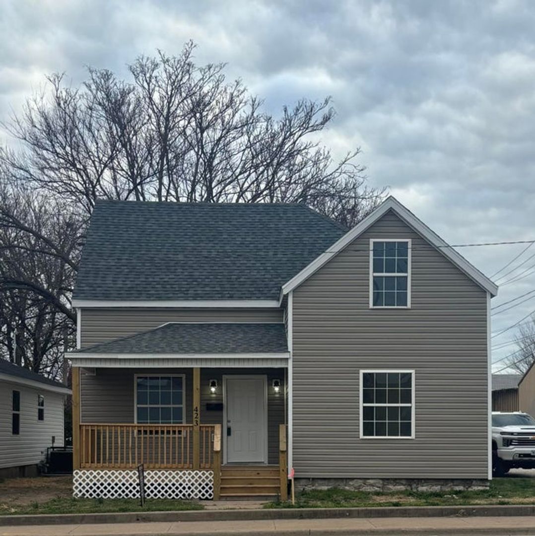 Springfield House: 423 W Division St