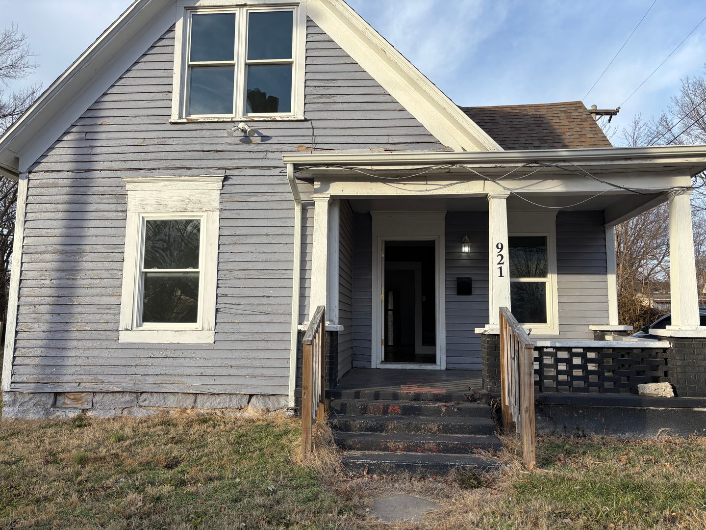 Springfield House: 921 W Division