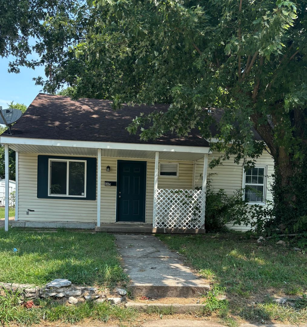 Springfield House: 645 W Webster Ave