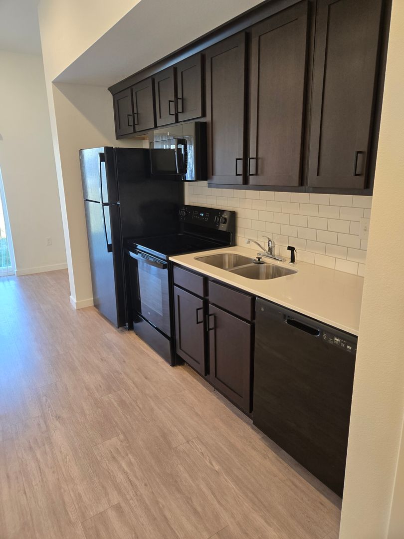Springfield Apartment: 1310 E St. Louis Street