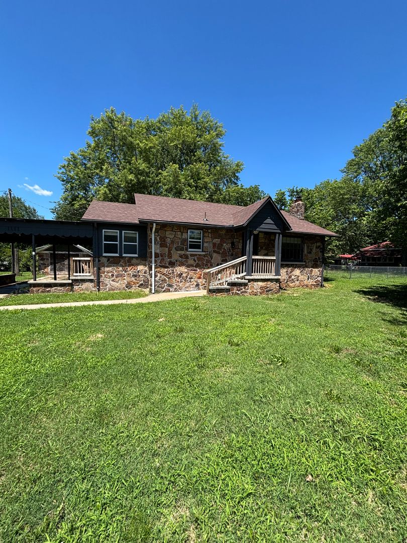 Springfield House: 1111 N Kansas Expy