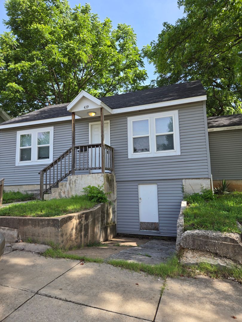 Springfield House: 439 E High St