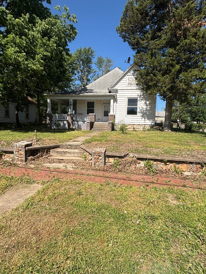 Springfield House: 2159 N Main