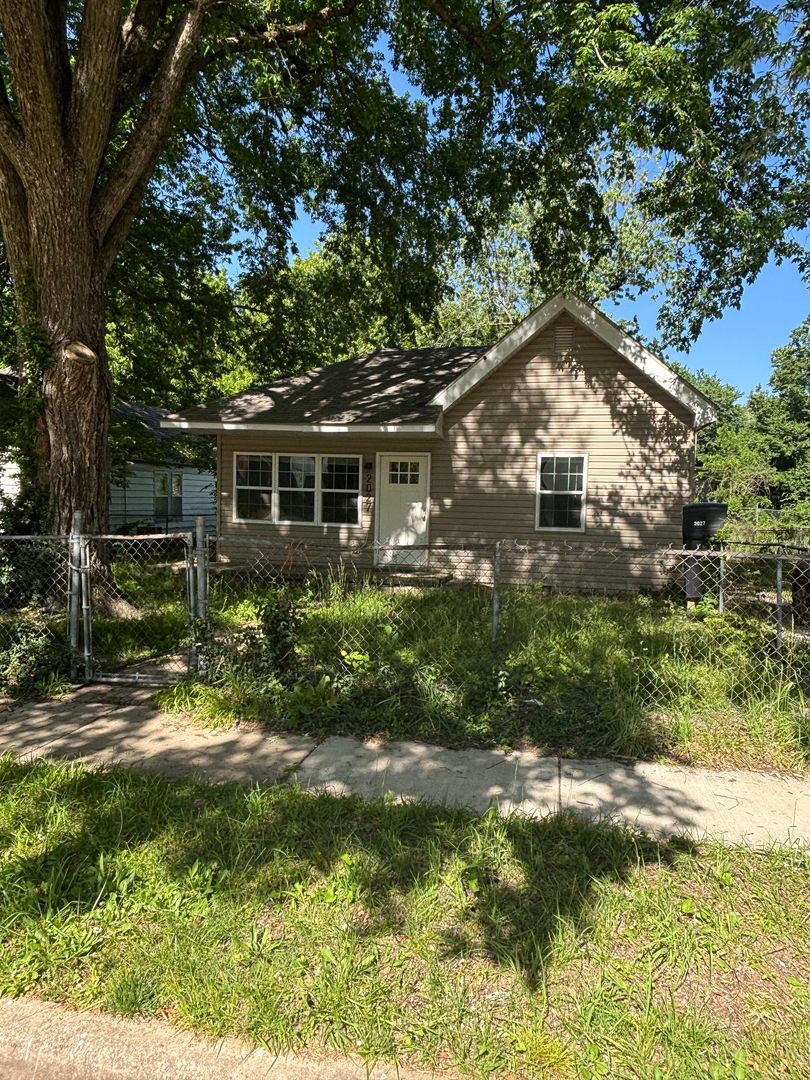 Springfield House: 2027 N Weller