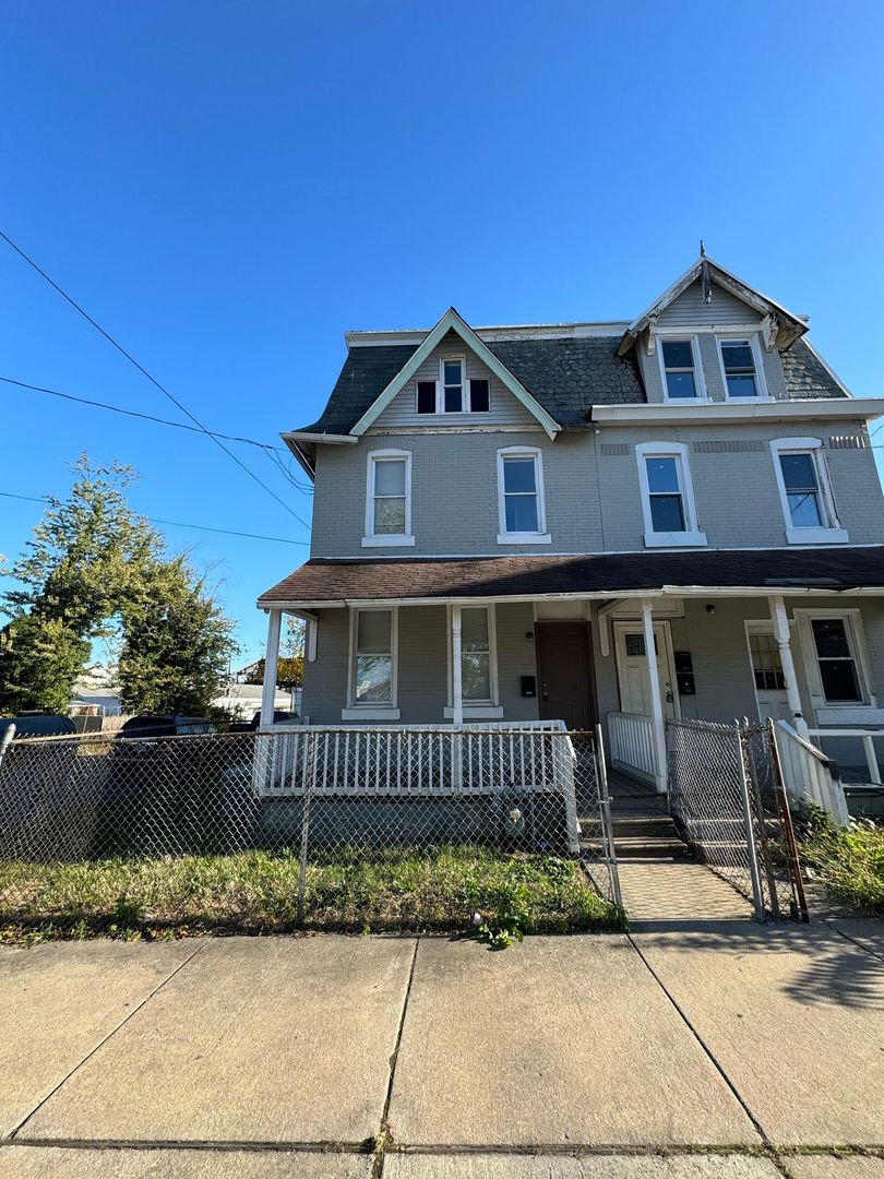 Chester House: 1001 W 7th St