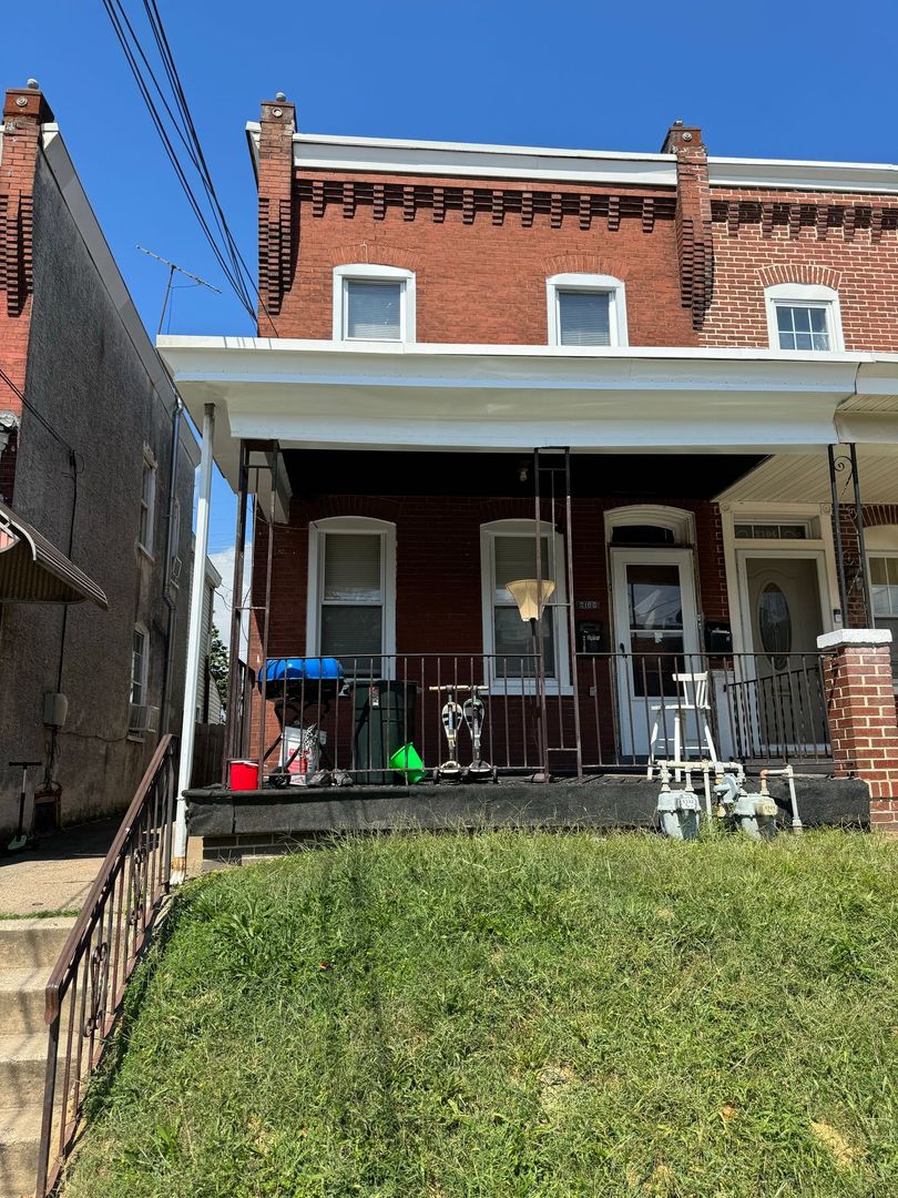 Chester Apartment: 2106 W 4th St