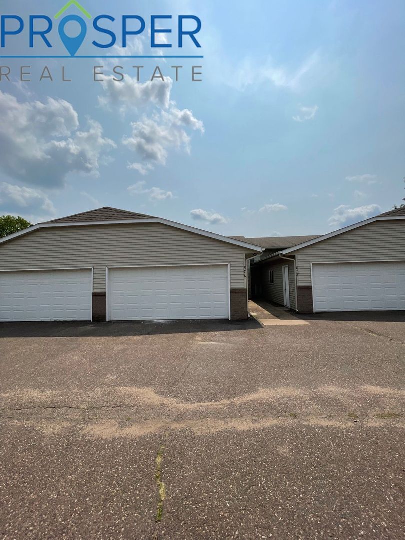 Eau Claire Apartment: 874 Kari Drive