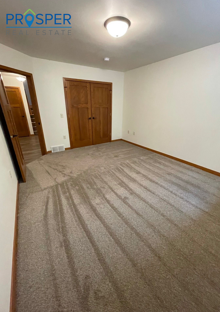 Eau Claire Apartment: 2867 Western Ave