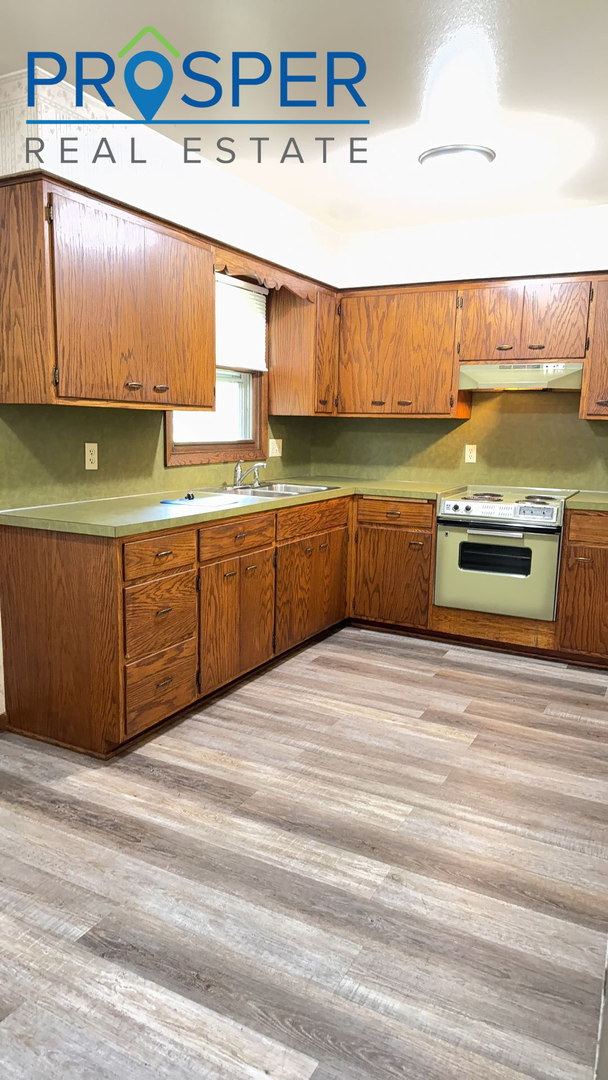 Eau Claire Apartment: 527 East Lexington Boulevard