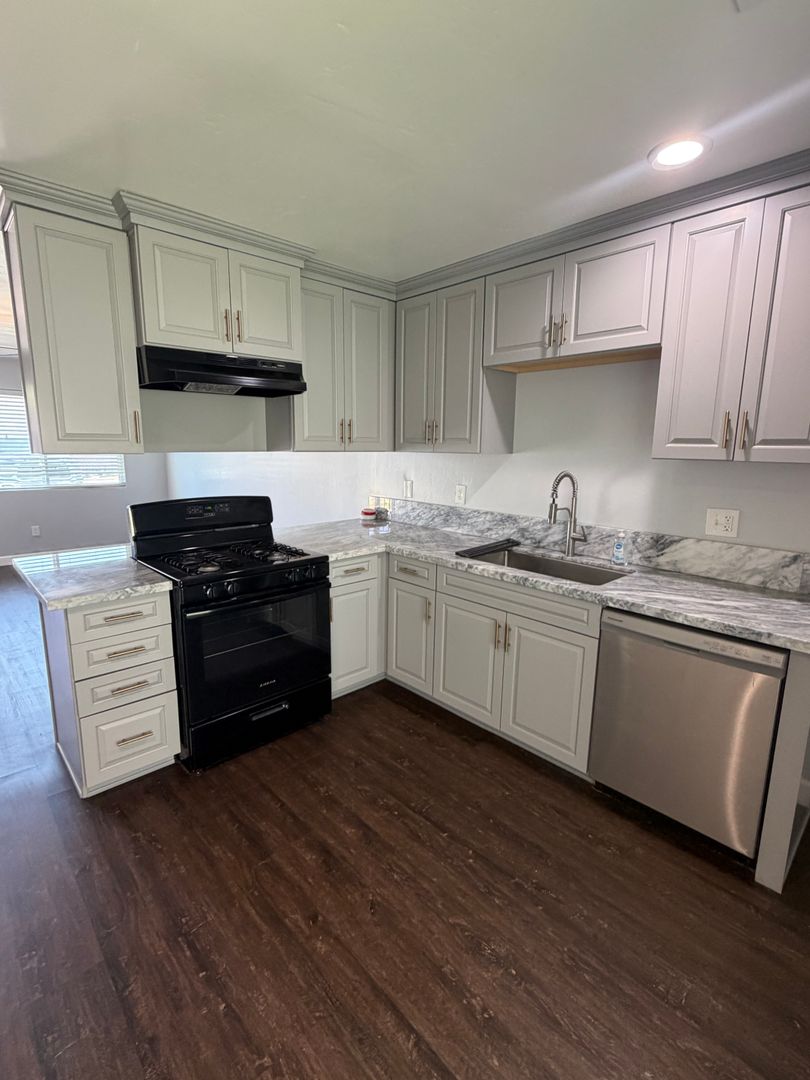 Hanford House: 936 W 7th Street