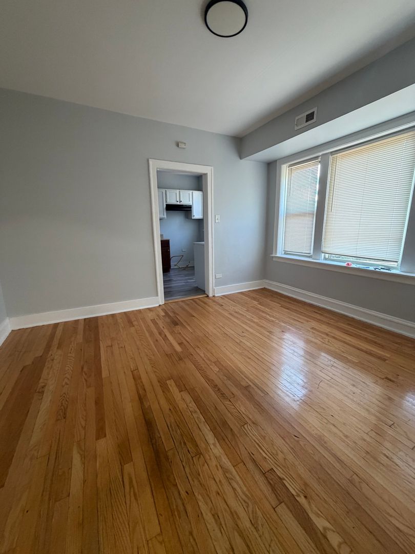 Chicago Apartment: 7601-7609 S Drexel
