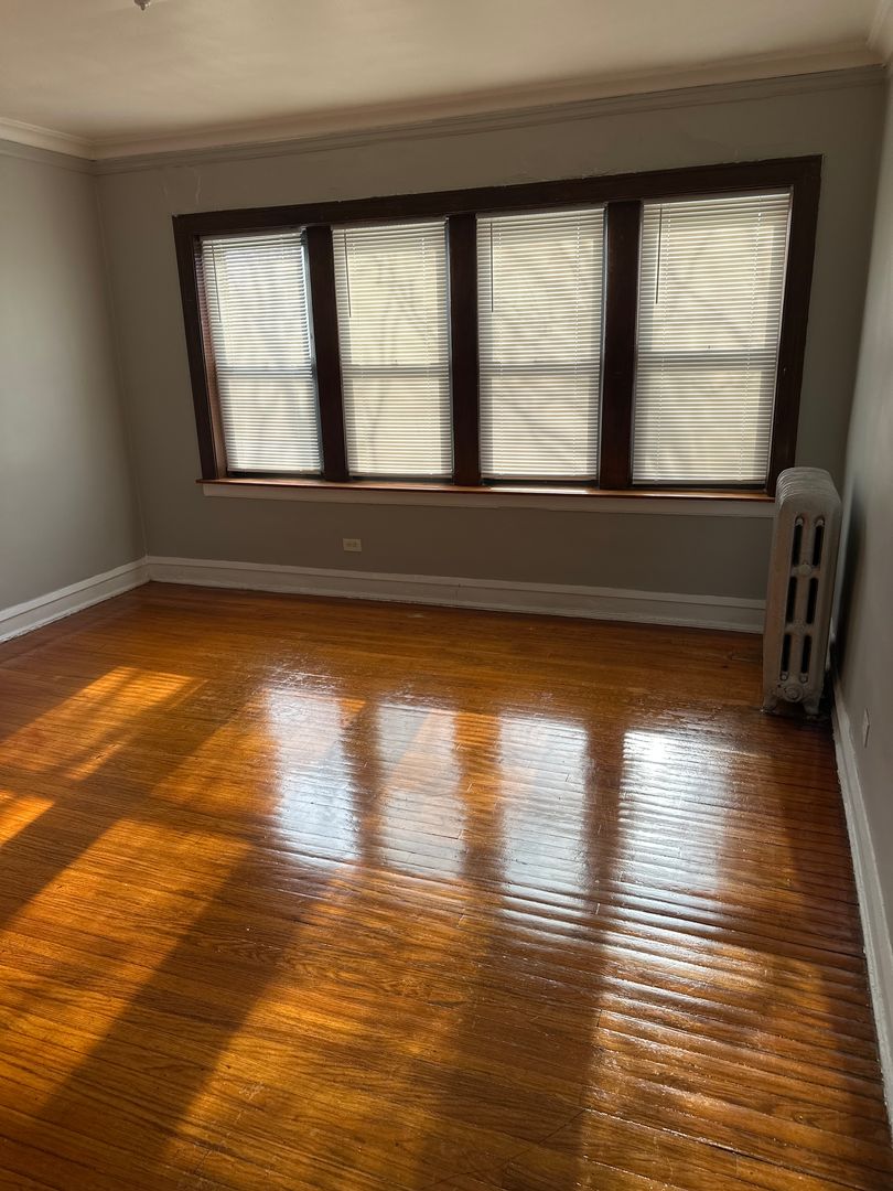 Chicago Apartment: 7953-59 S Saint Lawrence Ave