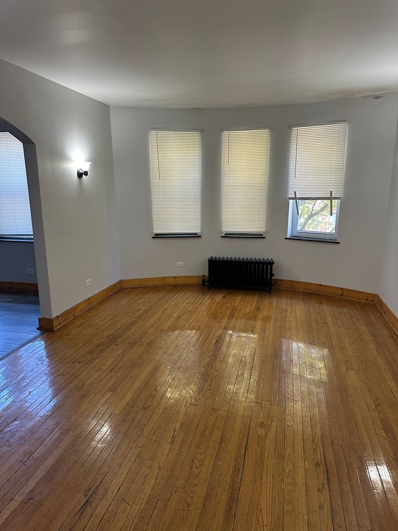 Chicago Apartment: 8242 S Drexel