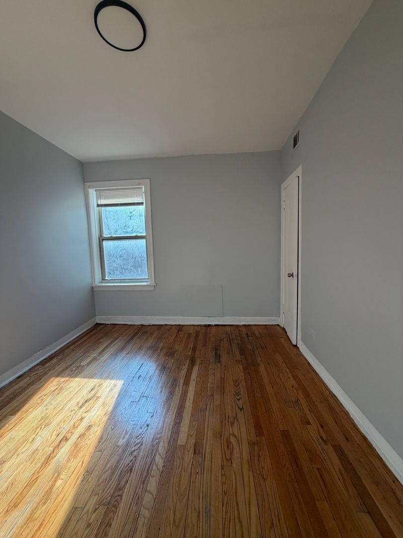 Chicago Apartment: 7601-7609 S Drexel